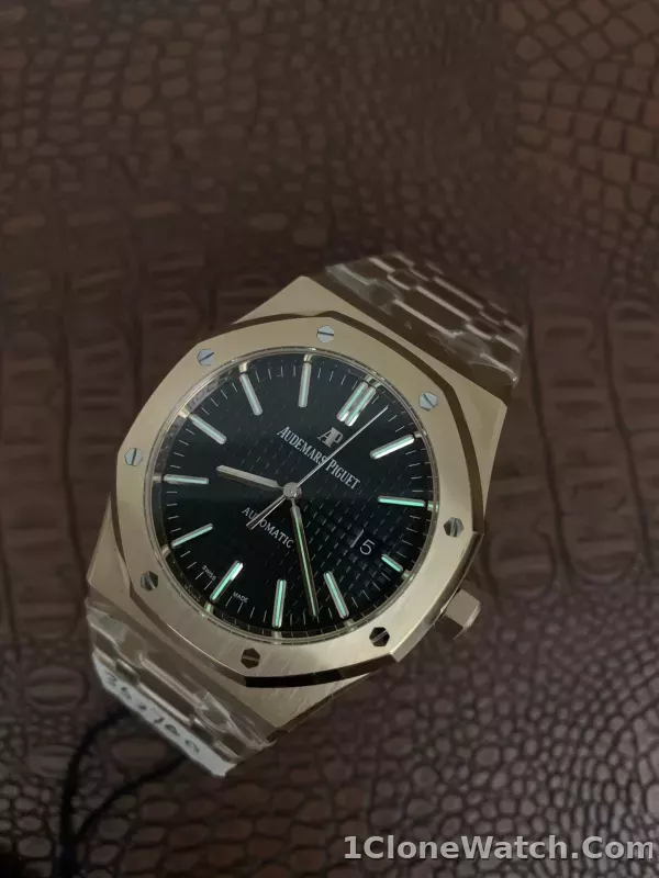Audemars Piguet Royal Oak Automatic II 15400OR.OO.1220OR.01 - detail
