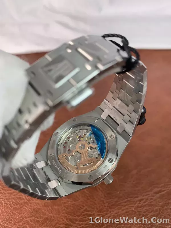 Audemars Piguet Royal Oak Jumbo Extra-thin 15202BC.OO.1240BC.01 - detail