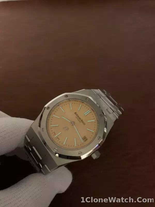 Audemars Piguet Royal Oak Jumbo Extra-thin 15202BC.OO.1240BC.01 - detail
