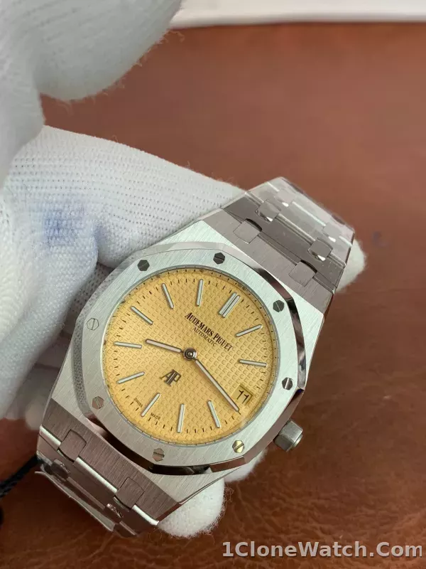 Audemars Piguet Royal Oak Jumbo Extra-thin 15202BC.OO.1240BC.01 - detail