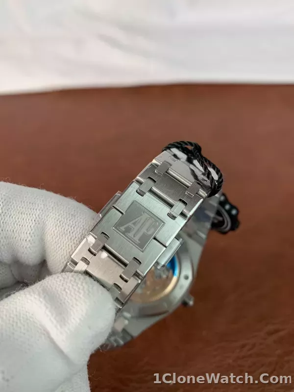Audemars Piguet Royal Oak Jumbo Extra-thin 15202BC.OO.1240BC.01 - detail