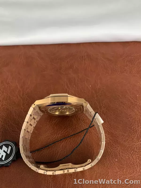Audemars Piguet Royal Oak 15400 - detail